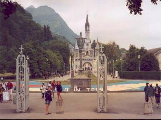 037Lourdes.jpg (14737 bytes)