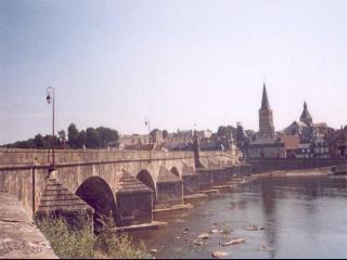 083LaCharitéSurLoire.jpg (11574 bytes)